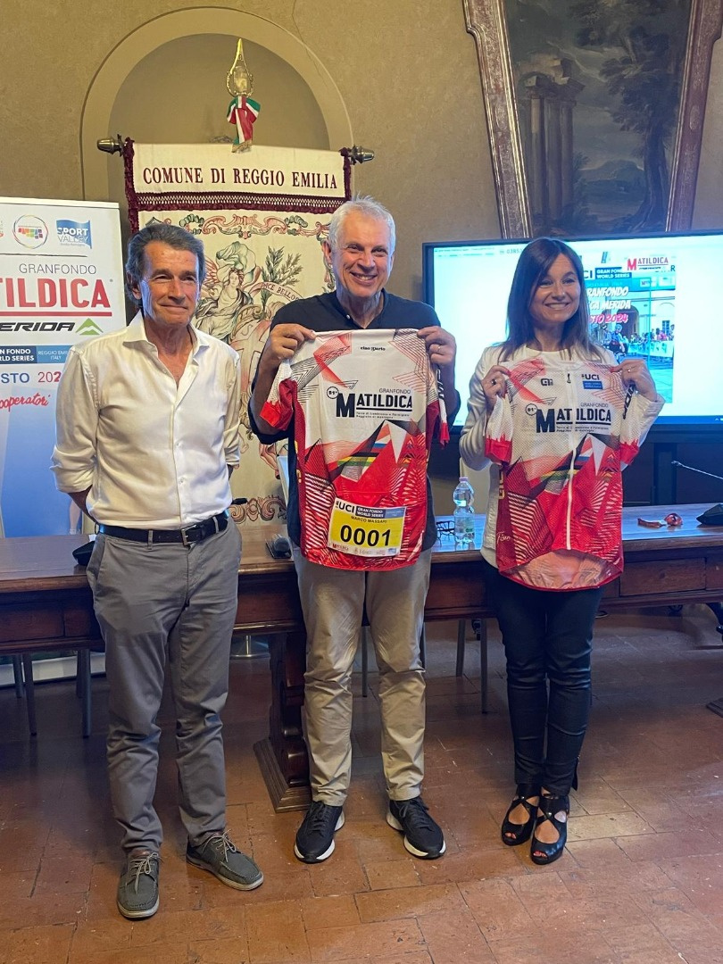 A commemorative jersey was presented to the Mayor of Reggio Emilia, Marco Massari, who will be participating in the event.